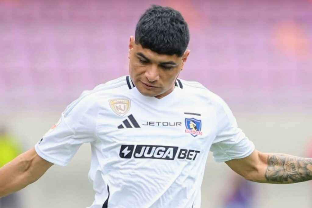 Claudio Aquino con la camiseta de Colo-Colo vs Deportes la Serena.