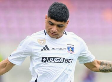 Claudio Aquino con la camiseta de Colo-Colo vs Deportes la Serena.