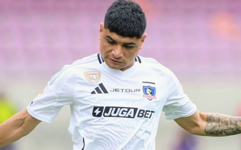 Claudio Aquino con la camiseta de Colo-Colo vs Deportes la Serena.