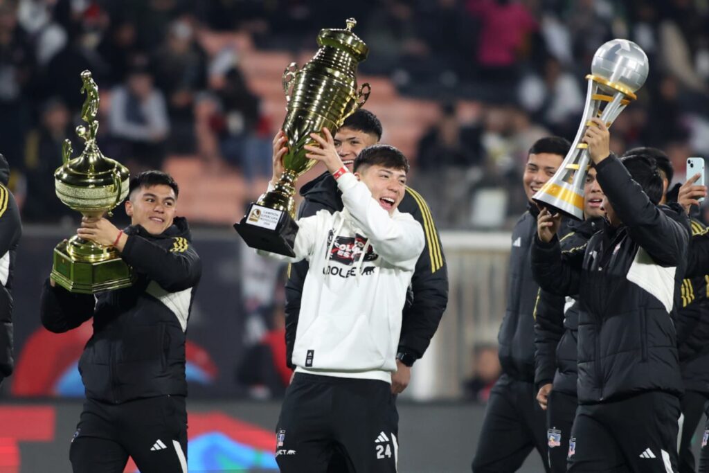 Jugadores de Colo-Colo celebrando la obtención de los trofeos del Fútbol Joven