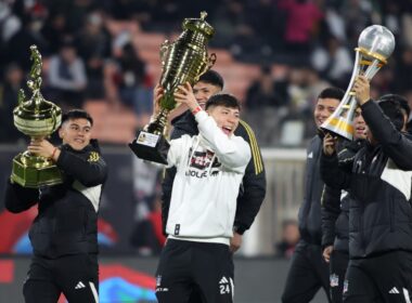 Jugadores de Colo-Colo celebrando la obtención de los trofeos del Fútbol Joven