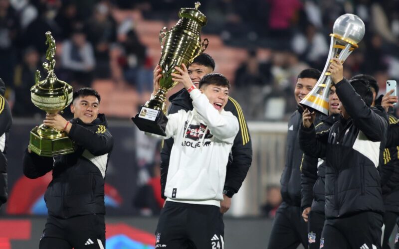 Jugadores de Colo-Colo celebrando la obtención de los trofeos del Fútbol Joven