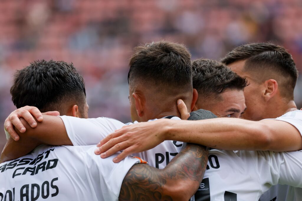 Celebración de gol de Colo-Colo vs Deportes la Serena.