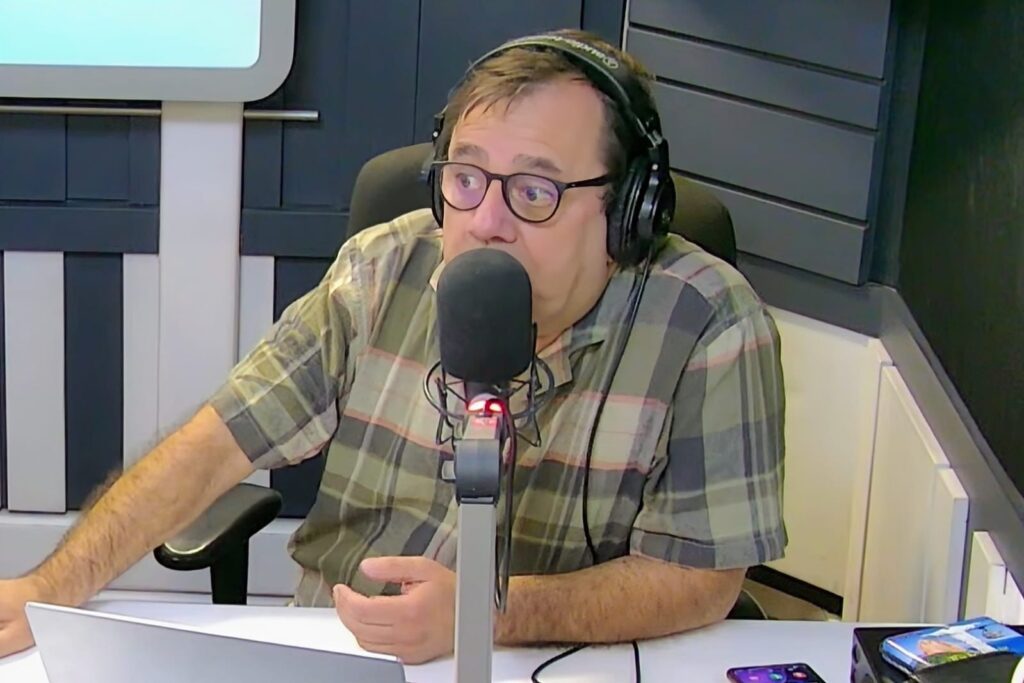 Danilo Díaz en el estudio de Radio ADN.