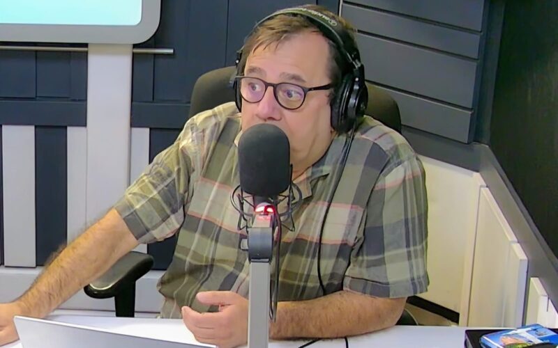 Danilo Díaz en el estudio de Radio ADN.