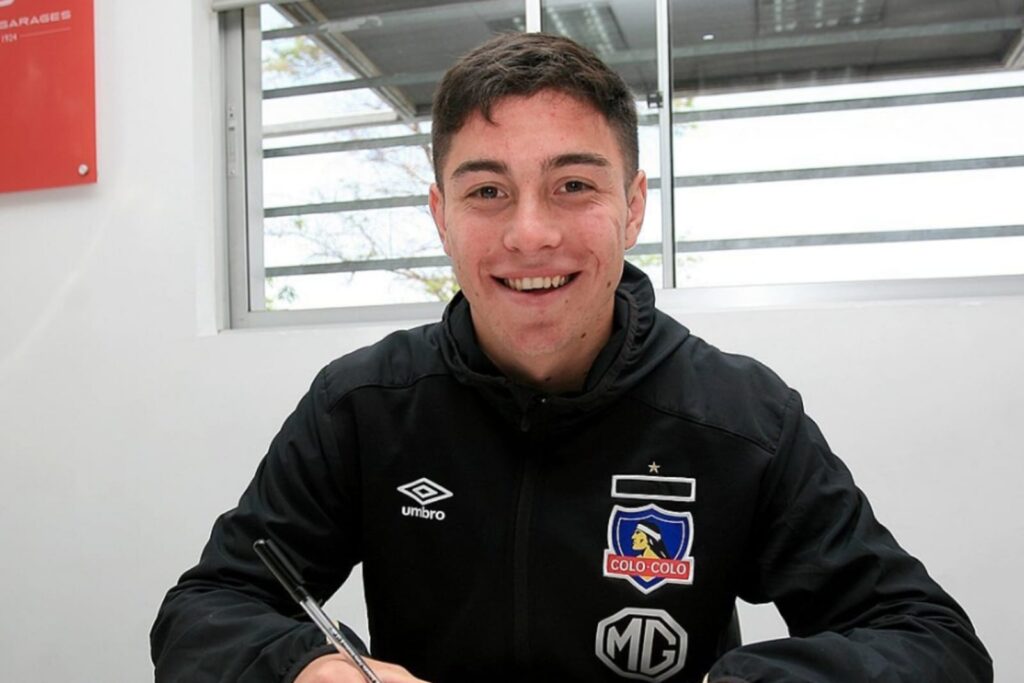 David Tati firmando su primer contrato profesional con Colo-Colo.