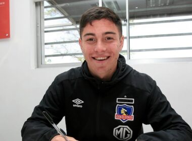 David Tati firmando su primer contrato profesional con Colo-Colo.