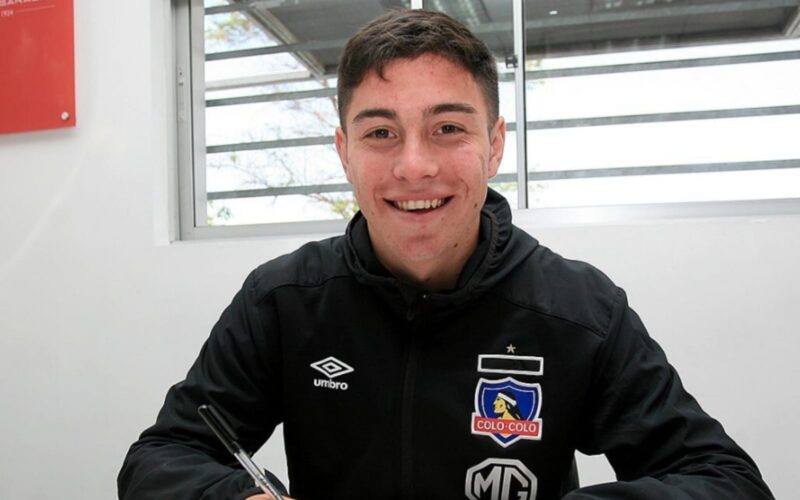 David Tati firmando su primer contrato profesional con Colo-Colo.