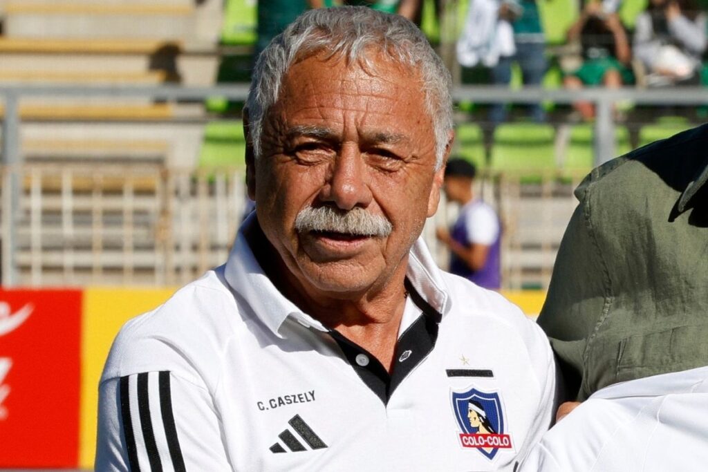 Carlos Caszely con camiseta de Colo-Colo.