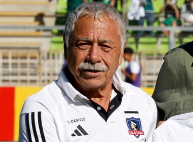 Carlos Caszely con camiseta de Colo-Colo.