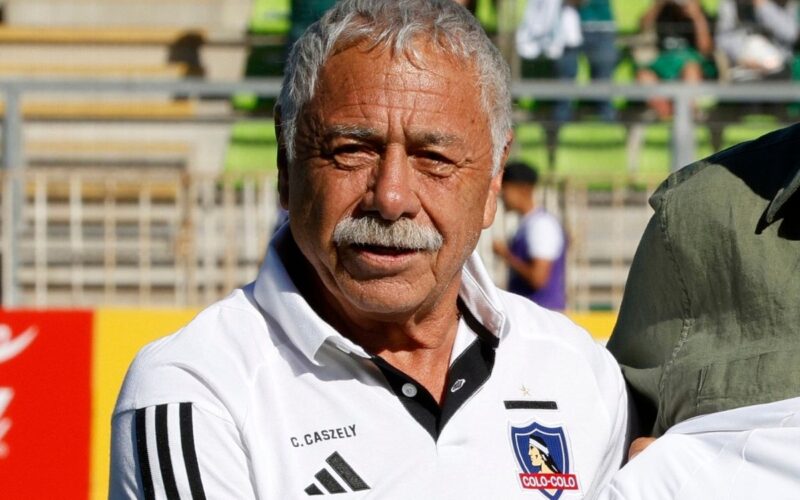 Carlos Caszely con camiseta de Colo-Colo.