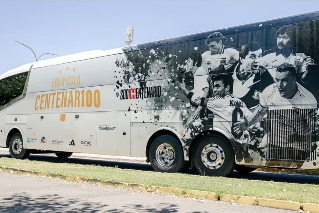 Bus oficial de la Gira Centenario.