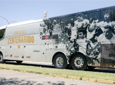 Bus oficial de la Gira Centenario.