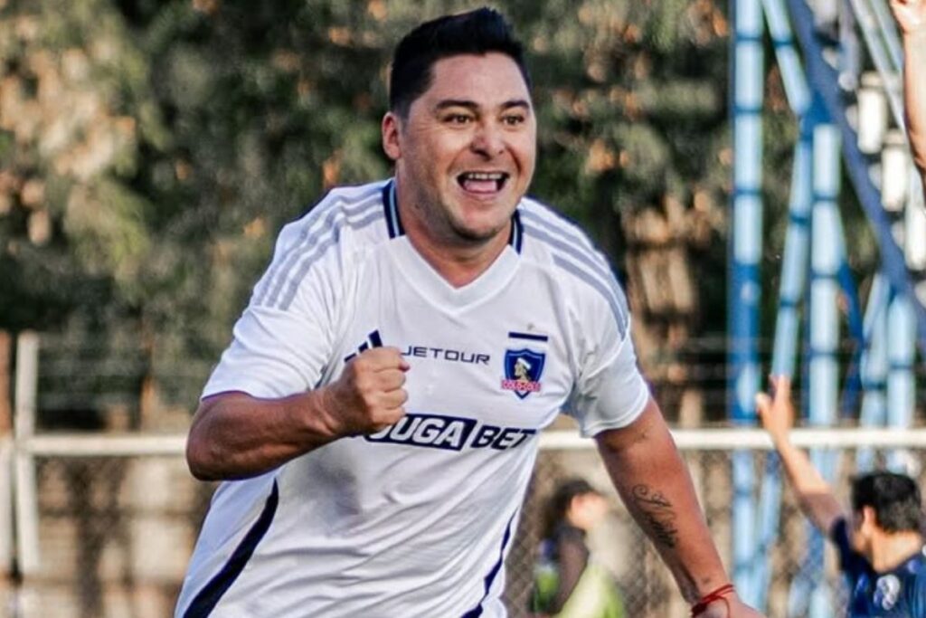 Manuel Neira celebra su gol frente a Deportes Colchagua en la Gira Centenario de Colo-Colo.