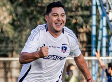 Manuel Neira celebra su gol frente a Deportes Colchagua en la Gira Centenario de Colo-Colo.