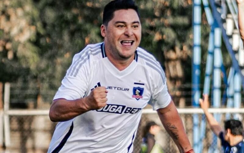 Manuel Neira celebra su gol frente a Deportes Colchagua en la Gira Centenario de Colo-Colo.