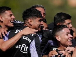 Jugadores de Colo-Colo abrazados durante un entrenamiento.