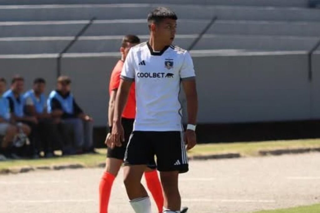 Francisco Rivera disputando un partido con Colo-Colo.