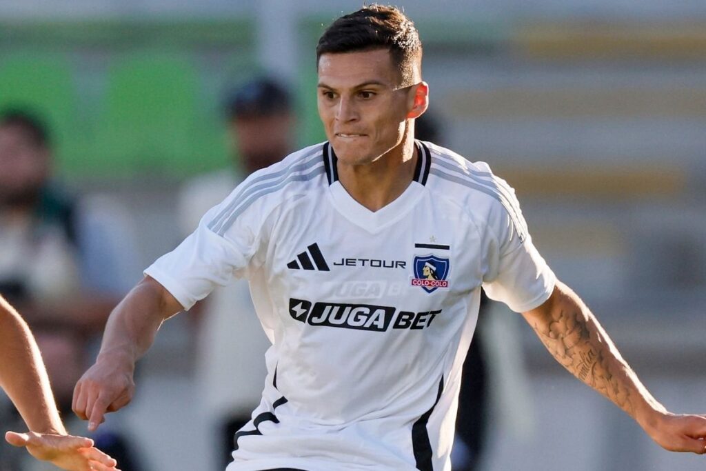 Lucas Cepeda con la camiseta de Colo-Colo