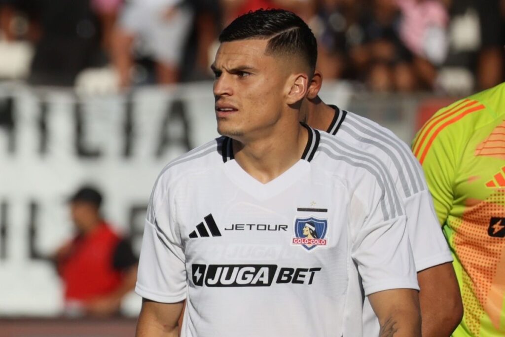 Lucas Cepeda con la camiseta de Colo-Colo.