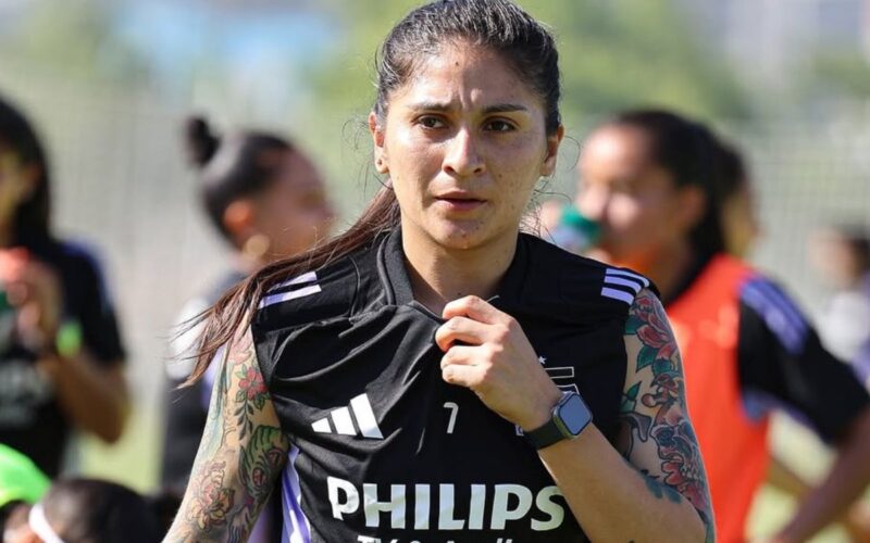 La delantera de Colo-Colo femenino, Yenny Acuña.