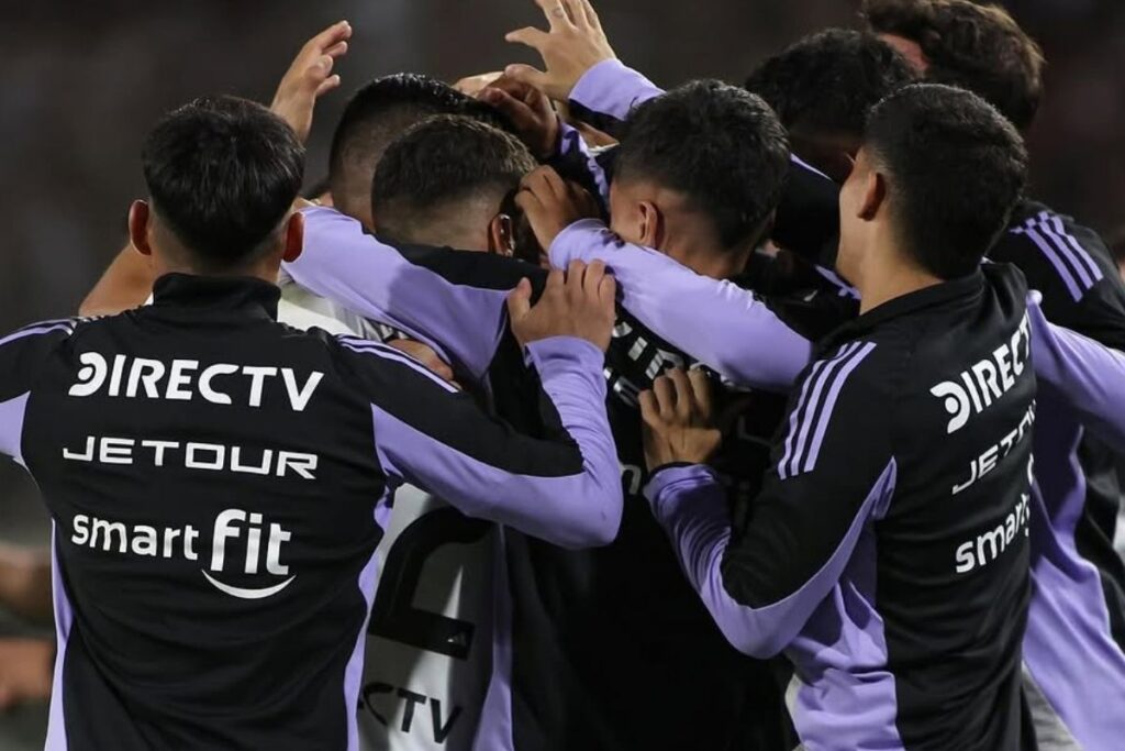 Jugadores de Colo-Colo celebrando un gol.