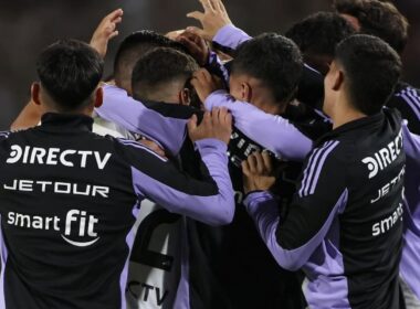 Jugadores de Colo-Colo celebrando un gol.