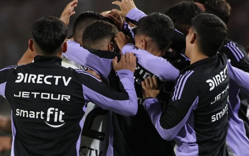 Jugadores de Colo-Colo celebrando un gol.