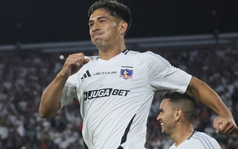 Salomón Rodríguez celebra su gol en Colo-Colo.