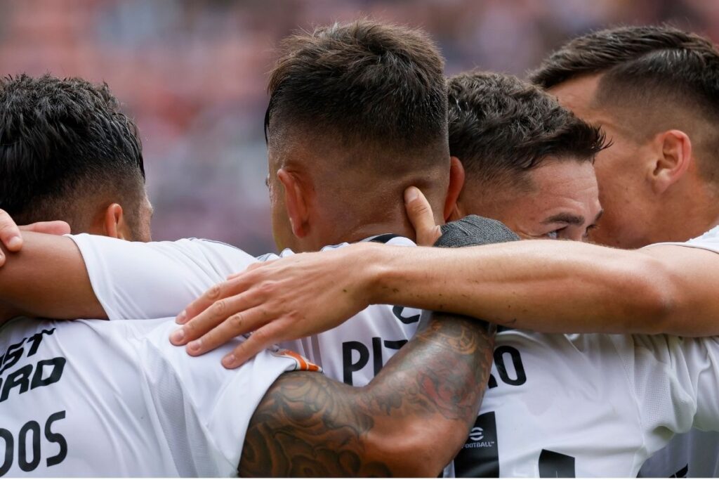 Jugadores de Colo-Colo celebran el gol frente a Deportes La Serena.