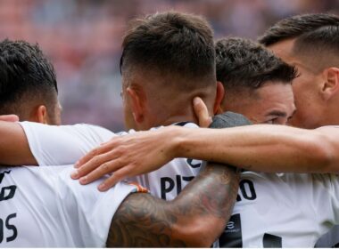 Jugadores de Colo-Colo celebran el gol frente a Deportes La Serena.