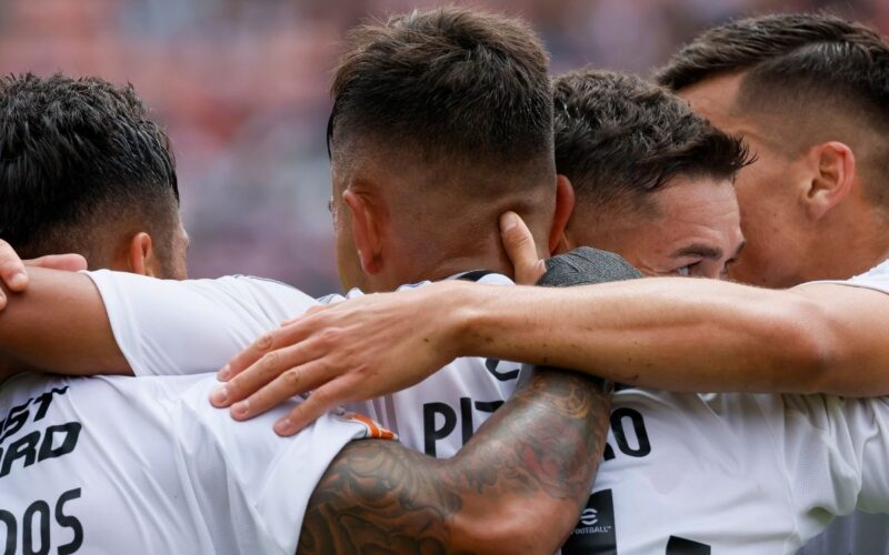 Jugadores de Colo-Colo celebran el gol frente a Deportes La Serena.