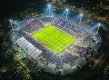 Estadio Monumental vs River Plate con bandera conmemorativa por el aniversario 97 de Colo-Colo.