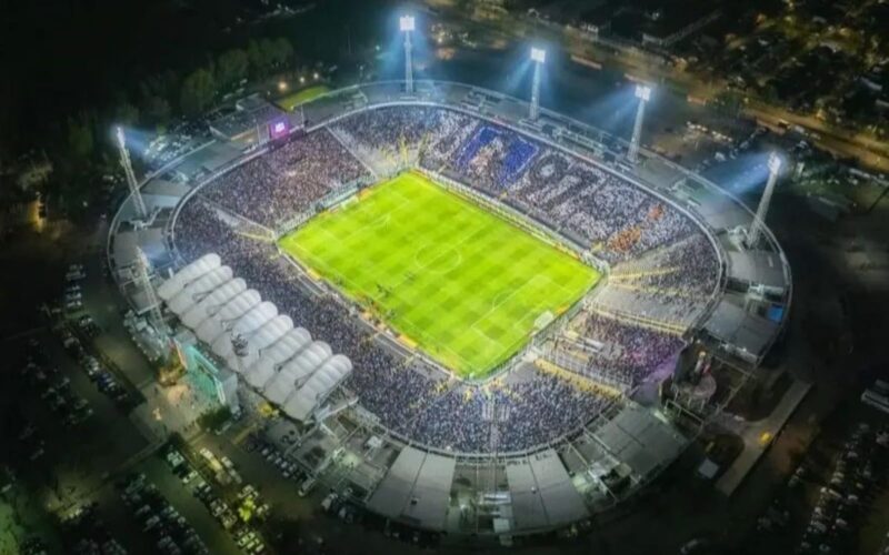 Estadio Monumental vs River Plate con bandera conmemorativa por el aniversario 97 de Colo-Colo.