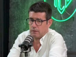 Primer plano a Francisco Eguiluz en el estudio de Todo Es Cancha.