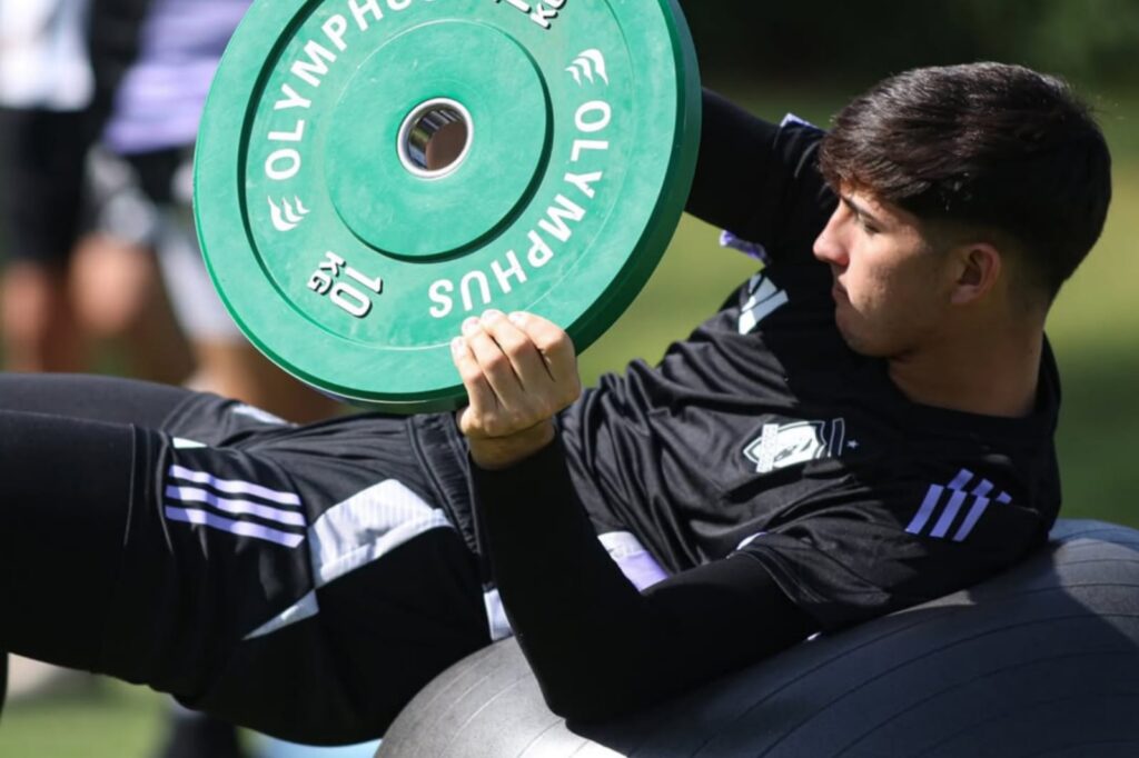 Gabriel Maureira entrenando con el primer equipo de Colo-Colo.