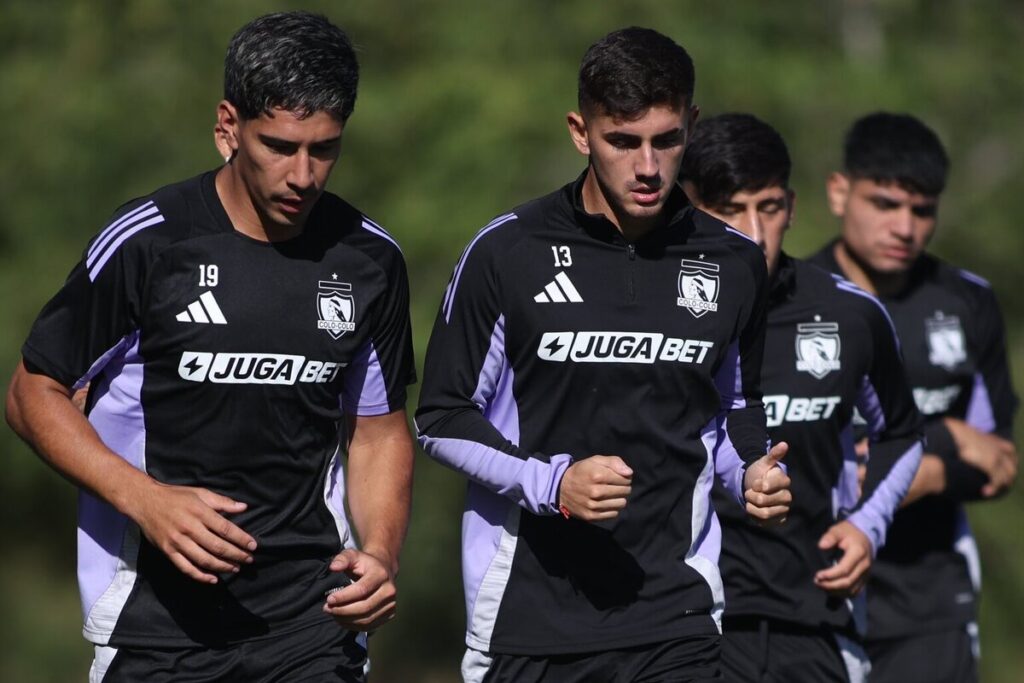 Jugadores de Colo-Colo entrenando.