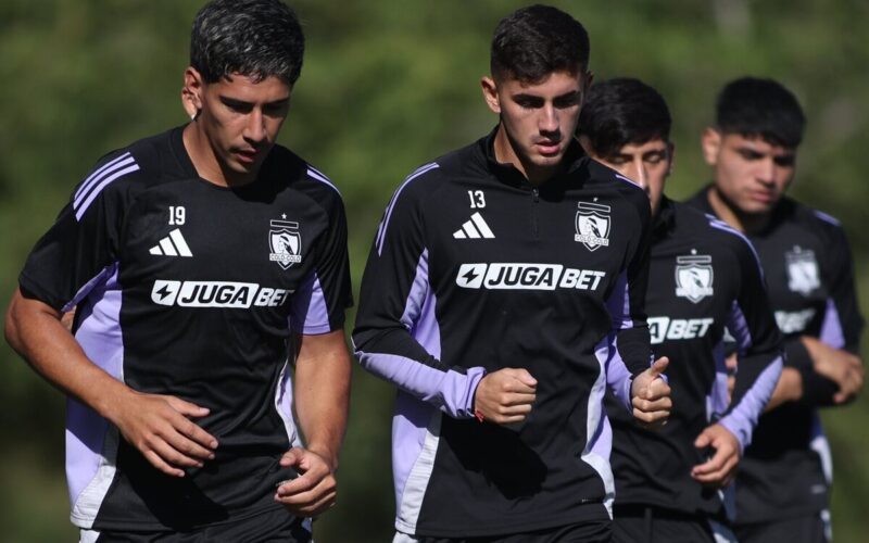 Jugadores de Colo-Colo entrenando.