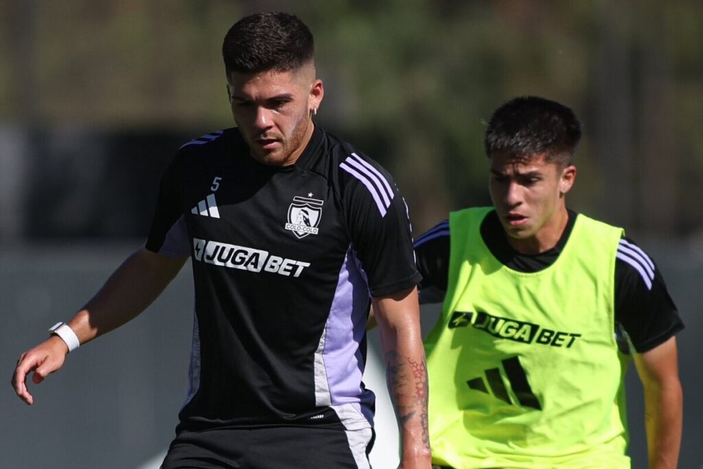 Víctor Felipe Felipe Méndez y Matías Moya durante un entrenamiento de Colo-Colo.