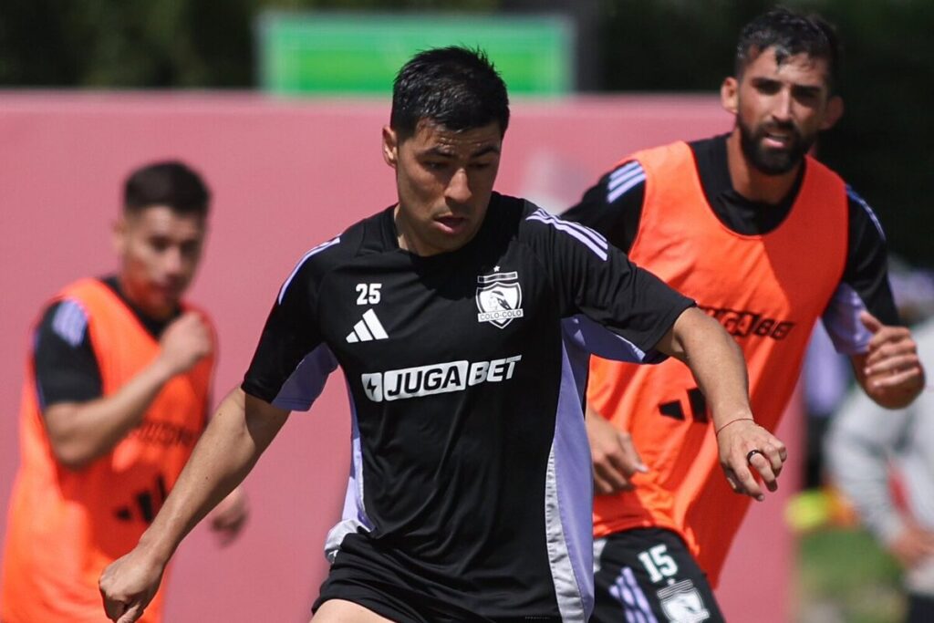 Jugadores de Colo-Colo entrenando en el Estadio Monumental.