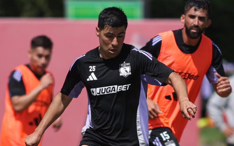 Jugadores de Colo-Colo entrenando en el Estadio Monumental.