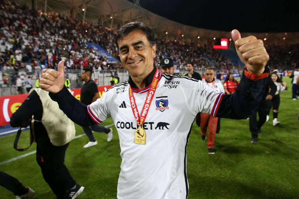 Gustavo Quinteros celebrando la obtención de la Copa Chile 2023.