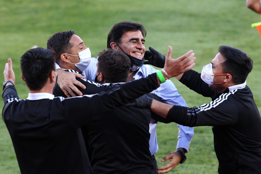 Gustavo Quinteros celebrando tras evitar el descenso.