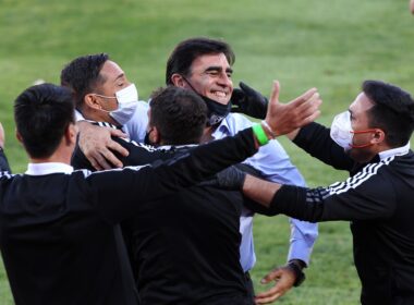 Gustavo Quinteros celebrando tras evitar el descenso.