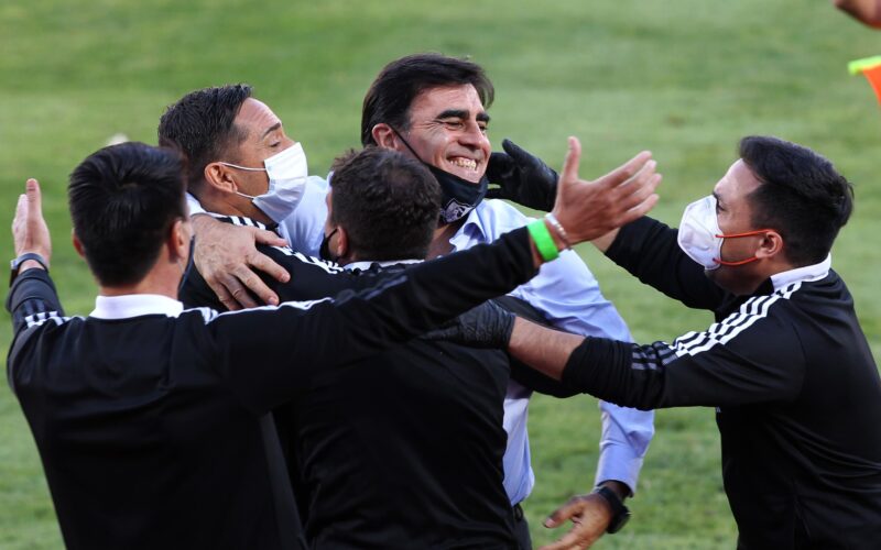 Gustavo Quinteros celebrando tras evitar el descenso.