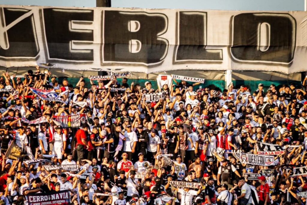 Hinchada de Colo-Colo en el Estadio Monumental.