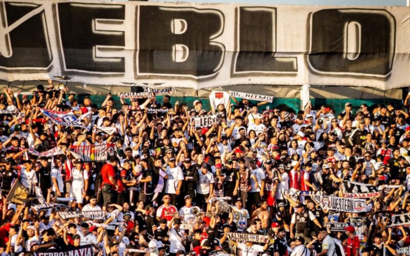 Hinchada de Colo-Colo en el Estadio Monumental.