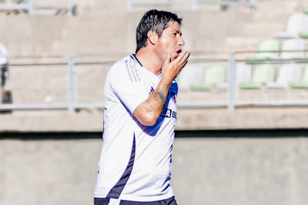 Jaime Valdés celebrando un gol con la camiseta de Colo-Colo en la Gira Centenario.