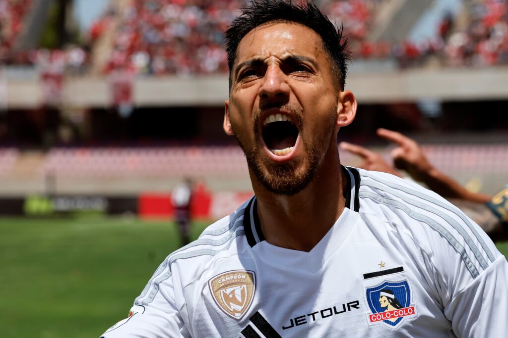 Javier Correa celebrando su gol contra Deportes la Serena.