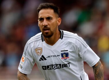 Javier Correa con la camiseta de Colo-Colo.